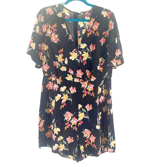 BLOOMCHIC SZ 12 L  black floral faux wrap flutter wide leg sleeve romper NWT B34 - Picture 1 of 7